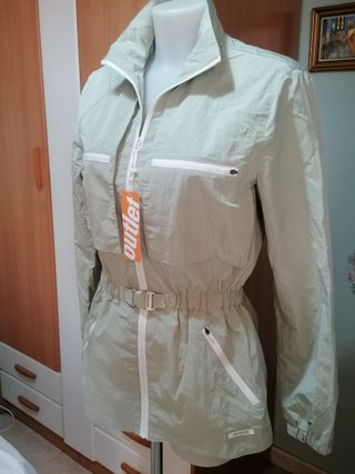 GUESS 160€ Cortavientos + regalo