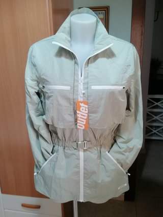 GUESS 160€ Cortavientos + regalo