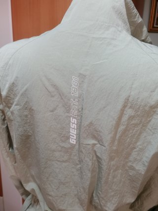 GUESS 160€ Cortavientos + regalo