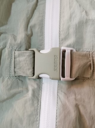 GUESS 160€ Cortavientos + regalo