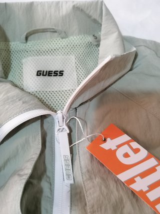 GUESS 160€ Cortavientos + regalo