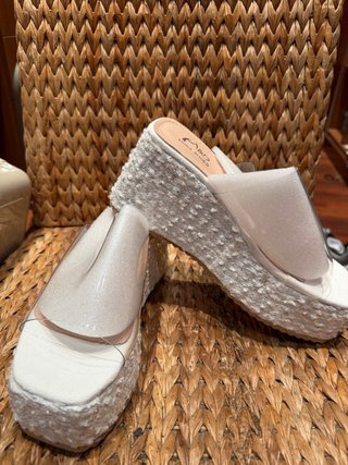 Sandalias cuña A&D MODA SHOES blancas