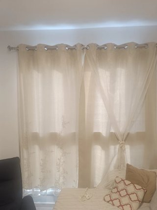 Cortinas beige con visillo y barra