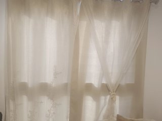 Cortinas beige con visillo y barra