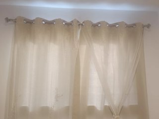 Cortinas beige con visillo y barra