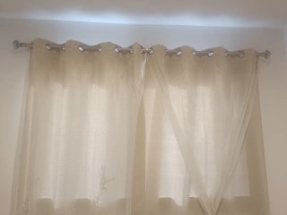 Cortinas beige con visillo y barra