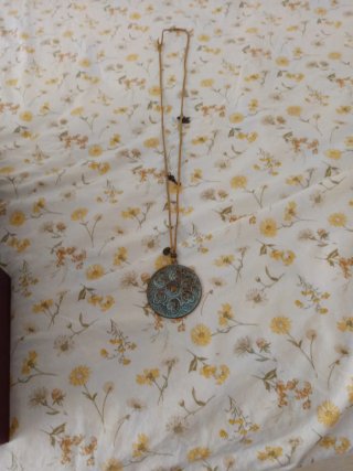 Collar con colgante redondo