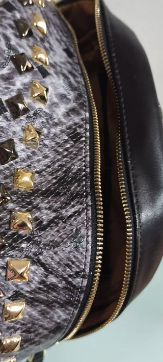 Mochila MCM con tachuelas y estampado de serpiente