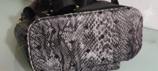 Mochila MCM con tachuelas y estampado de serpiente