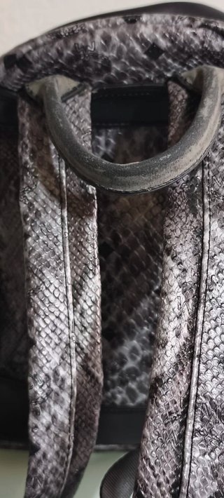 Mochila MCM con tachuelas y estampado de serpiente