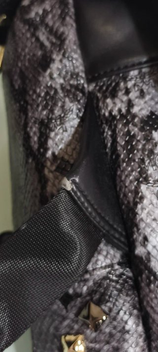 Mochila MCM con tachuelas y estampado de serpiente