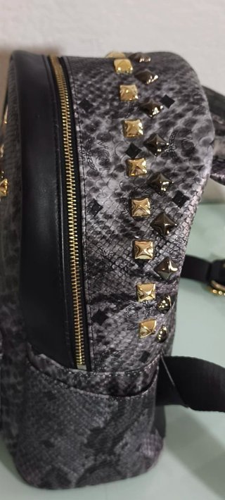 Mochila MCM con tachuelas y estampado de serpiente