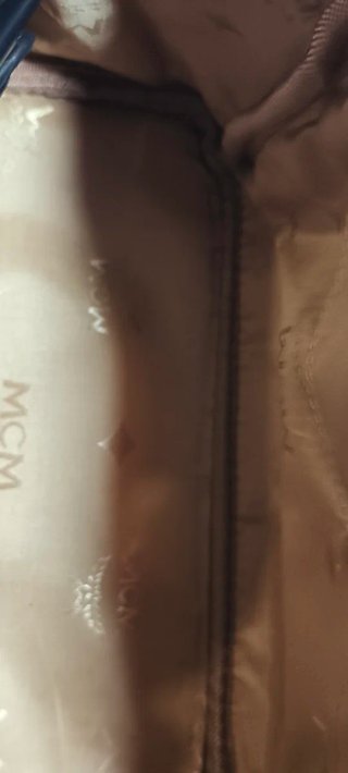 Mochila MCM con tachuelas y estampado de serpiente