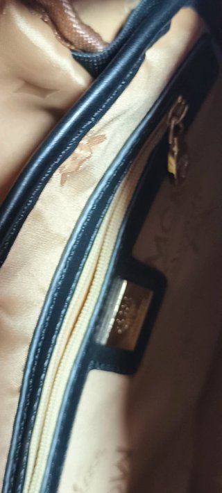 Mochila MCM con tachuelas y estampado de serpiente