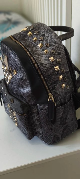 Mochila MCM con tachuelas y estampado de serpiente