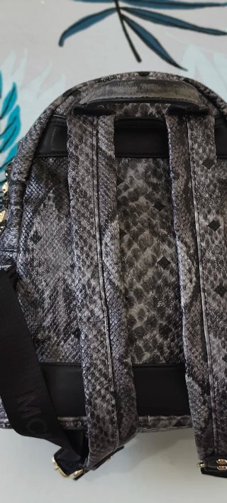 Mochila MCM con tachuelas y estampado de serpiente