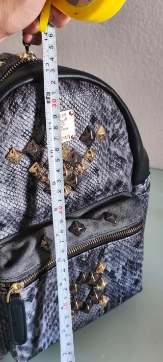 Mochila MCM con tachuelas y estampado de serpiente