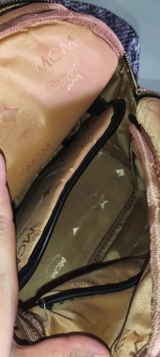 Mochila MCM con tachuelas y estampado de serpiente
