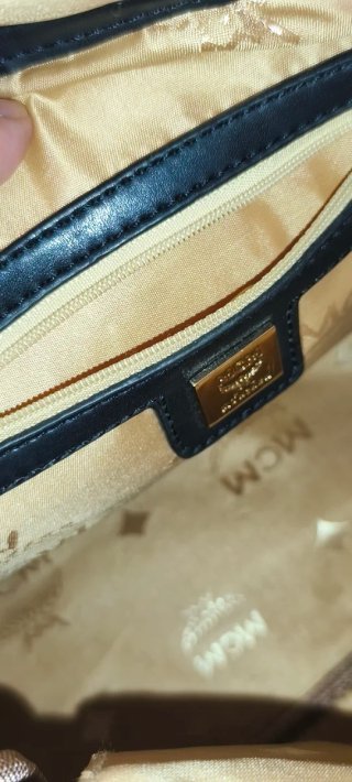 Mochila MCM con tachuelas y estampado de serpiente