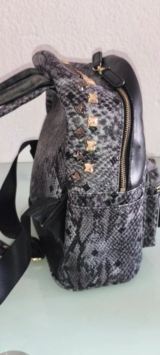 Mochila MCM con tachuelas y estampado de serpiente