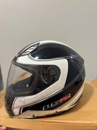 Casco de moto LS2 negro y blanco