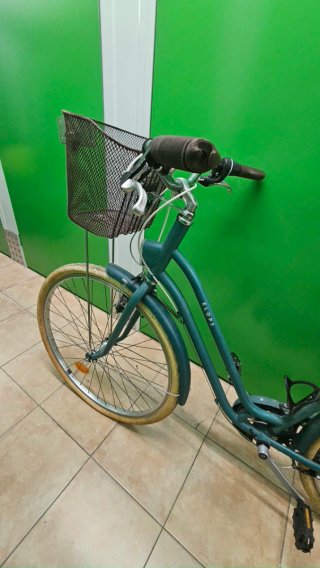 Bicicleta urbana clásica con cesta