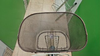 Bicicleta urbana clásica con cesta