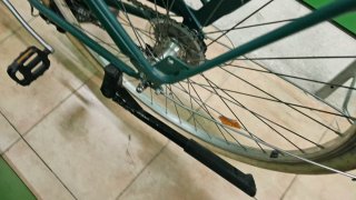 Bicicleta urbana clásica con cesta