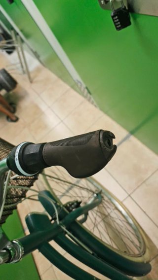 Bicicleta urbana clásica con cesta