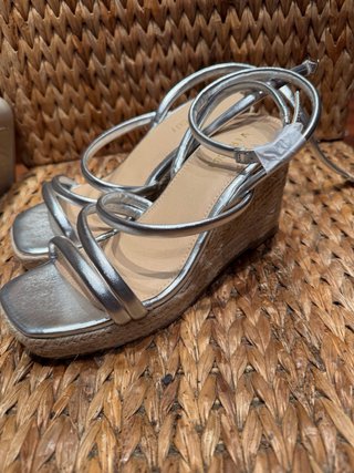 Sandalias cuña plateadas
