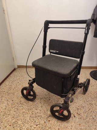 Caminador tipo rollator de cuatro ruedas