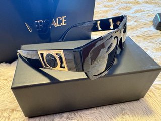 Gafas de sol Versace negras y doradas