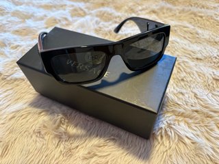 Gafas de sol Versace negras y doradas