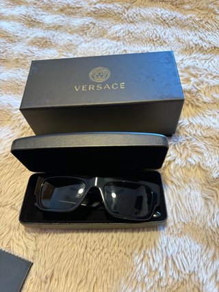 Gafas de sol Versace negras y doradas