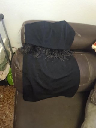 Vestido de fiesta negro con plumas
