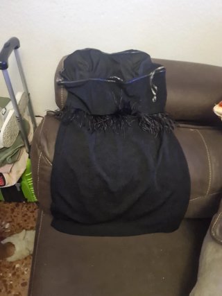 Vestido de fiesta negro con plumas