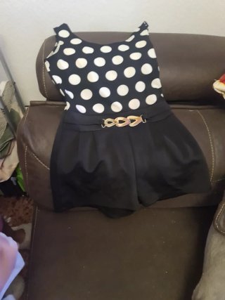 Vestido corto lunares y cinturón dorado