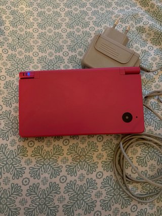 Nintendo DSi Rosa + Cargador+ 3 juegos