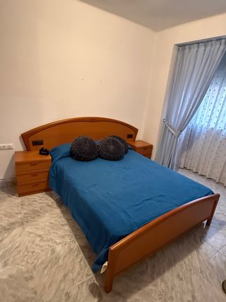 Cama madera con cabecero y mesitas