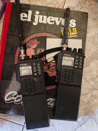 2 Walkie Talkies Yaesu FT-23R