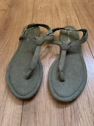 Sandalias planas dedo Primark verde oliva