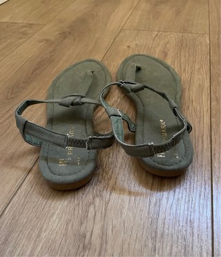 Sandalias planas dedo Primark verde oliva