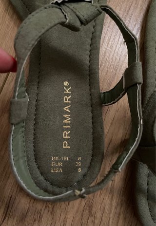 Sandalias planas dedo Primark verde oliva