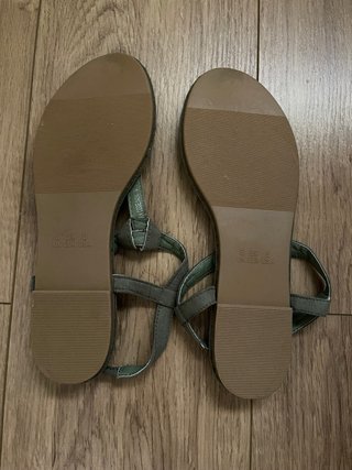 Sandalias planas dedo Primark verde oliva