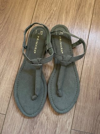 Sandalias planas dedo Primark verde oliva