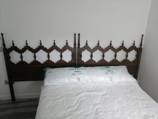 Cabecero de madera y mesita de noche