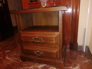 Cabecero de madera y mesita de noche