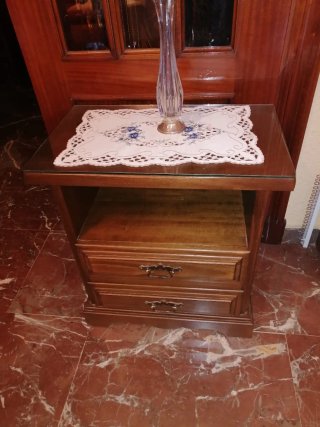Cabecero de madera y mesita de noche