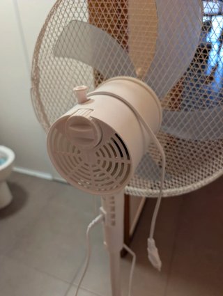 Ventilador de pie blanco