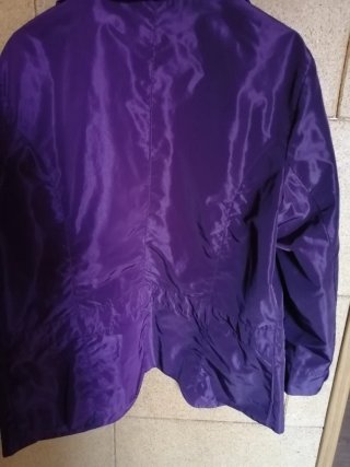 Elegante chaqueta SIXTH SENSE color berengena.